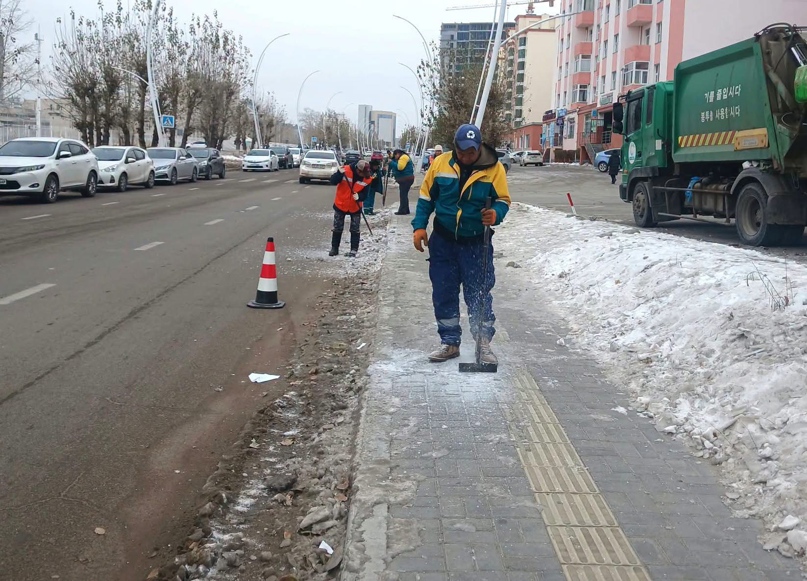 Дархан суманд цас цэвэрлэгээний ажил үргэлжилж байна