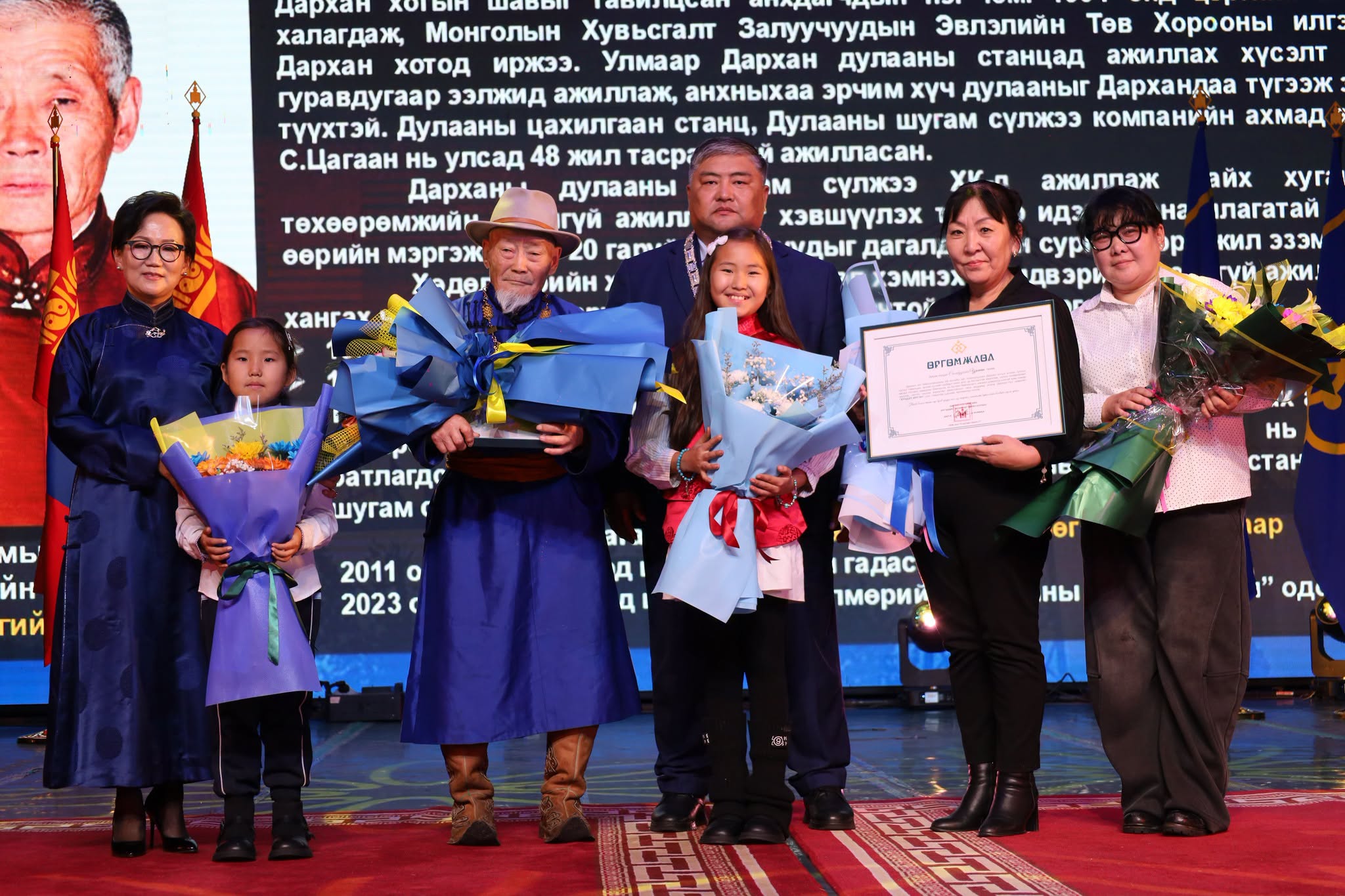 Самбуугийн Цагаанд Дархан хотын "Хүндэт иргэн" цол, тэмдэг гардууллаа